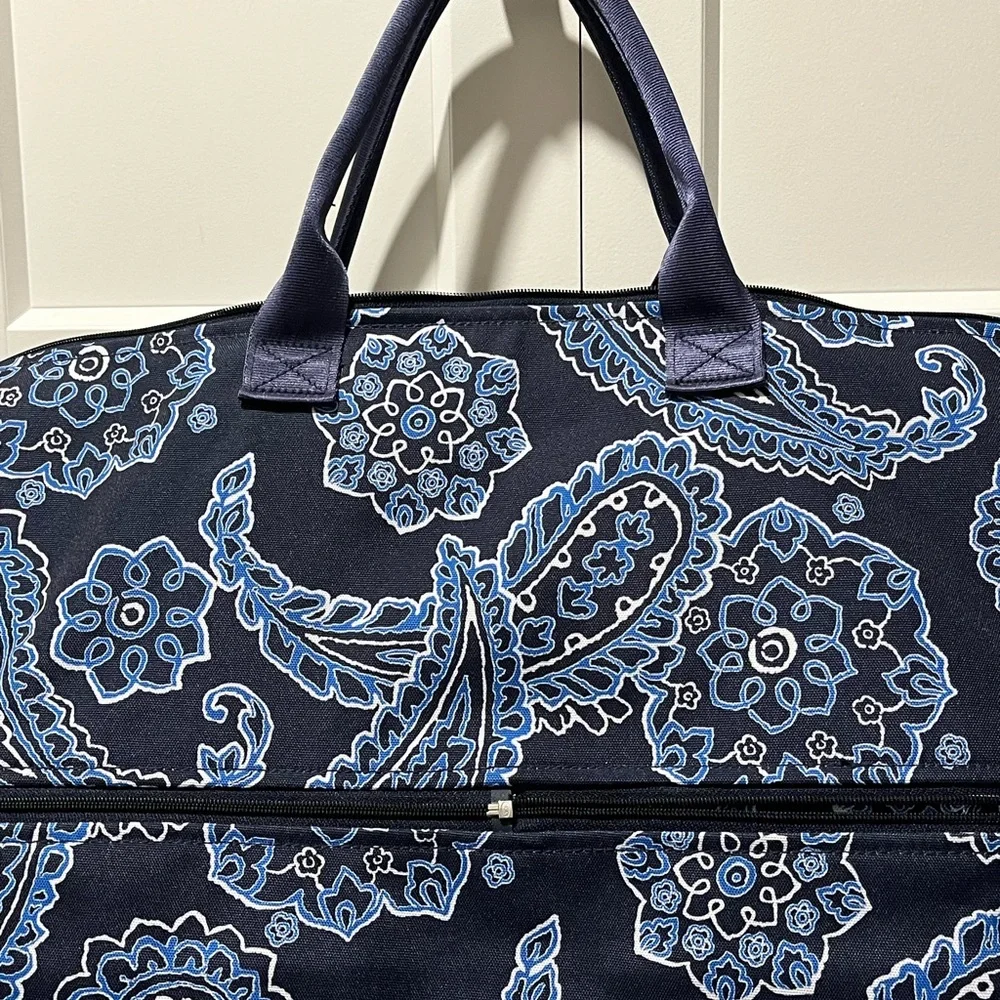 VERA BRADLEY NAVY BLUE PAISLEY DESIGN WEEKEND/TRAVEL EXPANDABLE TOTE